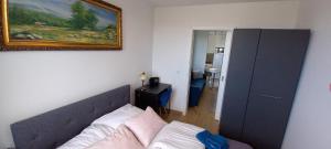 Posteľ alebo postele v izbe v ubytovaní Mieszkanie, apartament z przepięknym widokiem, blisko starówki, plaży