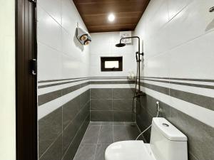 uma casa de banho com um WC e um chuveiro em Gobies Garden em Mộc Châu