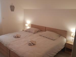 ein Schlafzimmer mit einem Bett mit zwei Handtüchern darauf in der Unterkunft APPARTEMENTS NEUFS PROCHE DE PARIS in Bonneuil-sur-Marne