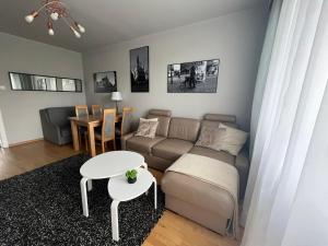 - un salon avec un canapé et une table dans l'établissement Mieszkanie nad Maltą, à Poznań