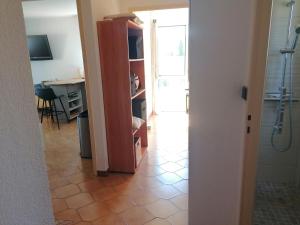 a hallway with a bathroom with a shower and a kitchen at "Le palmier doré", cosy T3 à 3 minutes à pied des plages, parking et clim in Sanary-sur-Mer +30 photos
