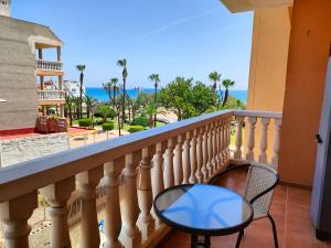 d'un balcon avec une chaise et une vue sur l'océan. dans l'établissement Playa Paradís - Primera linea de playa - AP-7 3min - Self check-in 24h, à Moncofa