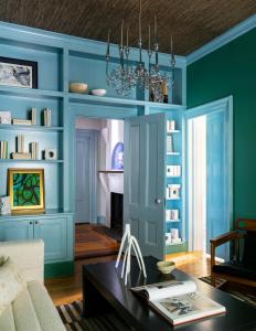 sala de estar con paredes azules y mesa en The Swain House at 21 Broad, en Nantucket