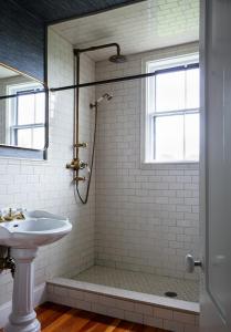 y baño con ducha y lavamanos. en The Swain House at 21 Broad, en Nantucket