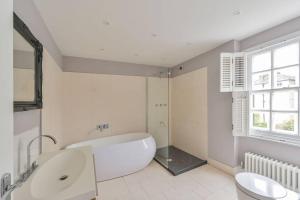Koupelna v ubytování FAIRYTALE BELGRAVIA HOUSE - 2 beds 2 baths 4 people + 12 fotografií