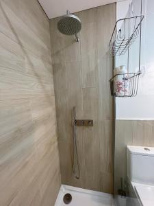 コスタ・ダ・カパリカにあるBlue Houseのバスルーム(シャワー、トイレ付)