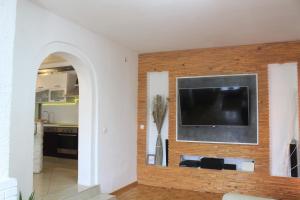 Apartments Mia with pool near Medulin的电视和/或娱乐中心
