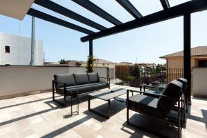 eine Terrasse mit zwei Stühlen und einem Tisch auf einem Dach in der Unterkunft La Sentina Experience in San Benedetto del Tronto
