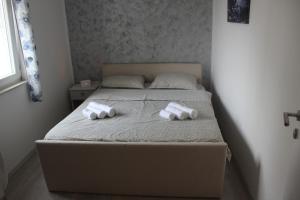 Apartments Mia with pool near Medulin客房内的一张或多张床位
