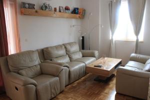 Apartments Mia with pool near Medulin的休息区