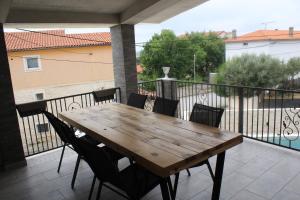 Apartments Mia with pool near Medulin的阳台或露台