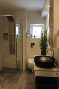 Apartments Mia with pool near Medulin的一间浴室