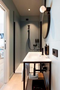 een badkamer met een wastafel en een spiegel bij La Sentina Experience in San Benedetto del Tronto