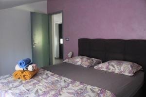 Apartments Mia with pool near Medulin客房内的一张或多张床位