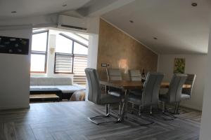 Apartments Mia with pool near Medulin的休息区