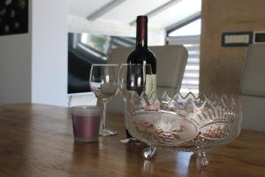 Apartments Mia with pool near Medulin的酒水