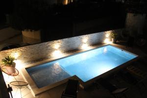 Apartments Mia with pool near Medulin内部或周边的泳池