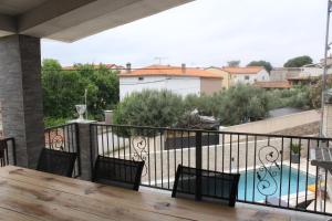 Apartments Mia with pool near Medulin内部或周边的泳池