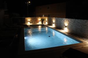 Apartments Mia with pool near Medulin内部或周边的泳池