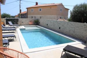 Bazén v ubytování Apartments Mia with pool near Medulin nebo v jeho okolí