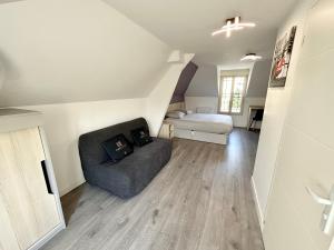 a living room with a couch and a bed at 12.Studio#Creteil#Loft#Cinéma#Exclusif in Créteil