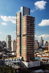 een hoog gebouw midden in een stad bij Forma Itaim in Sao Paulo