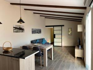 een keuken en een woonkamer met een tafel en stoelen bij La Andana in Macastre