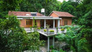 una pequeña casa en medio de un bosque en the motville, en Pulpally