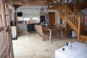 cocina con mesa de madera en una habitación en Maison de Ferme en Pimbo