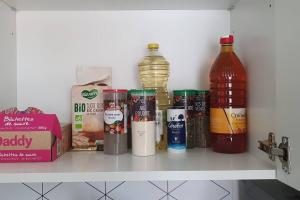 ein Regal mit vielen verschiedenen in der Unterkunft Charmant studio en centre-ville in Saint Die + 3 Fotos