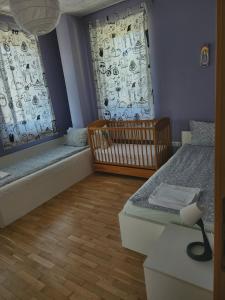 Un dormitorio con dos camas individuales y una ventana. en Eco Residence, en Ribaritsa