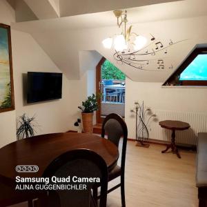 une salle à manger avec une table et un lustre dans l'établissement Apartment mit Terrasse und Bergblick, à Lendorf