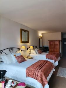 a hotel room with two beds in a room at Posada Real de Chiapas in San Cristóbal de Las Casas