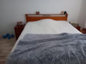 Un dormitorio con una cama con una manta. en ONLY for during Ironman 70.3 3 room and kitchen, en Lahti