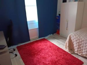 拉赫蒂的住宿－ONLY for during Ironman 70.3 3 room and kitchen，卧室地板上的红色地毯