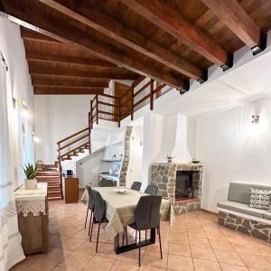 阿爾蓋羅的住宿－Casa del Mate，客厅配有桌子和壁炉