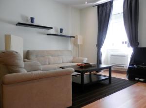 un salon avec un canapé et une table basse dans l'établissement Downtown, Cozy Apartment In Lisbon, à Lisbonne