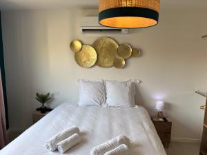 เตียงในห้องที่ Porticcio Vacations - Terrasse, Piscine, Jacuzzi, Clim - by TGB