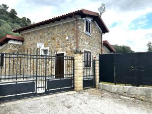 een poort voor een huis met een gebouw bij Il rifugio dei Doria in Dolceacqua
