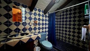 a bathroom with a blue toilet and a sink at Hermosa Cabaña en la Naturaleza in Huitzilac