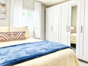 een slaapkamer met een bed en een witte kast bij Tranquil & Bright - Normal Heights Delight in San Diego