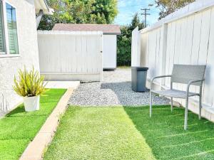 een tuin met een bank en een hek bij Tranquil & Bright - Normal Heights Delight in San Diego