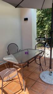 stół i krzesła na patio w obiekcie Emerald Suites w mieście Vryses
