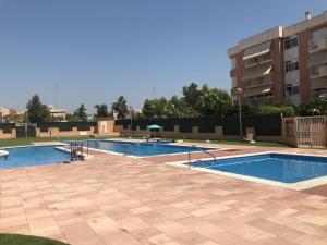 an empty swimming pool in an apartment complex at Las Yucas in Águilas