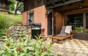 un patio al aire libre con una silla y una estufa en Alpin-Chalet in Alleinlage in Bad Ischl - Wald, Natur, Kamin & Sauna, en Bad Ischl