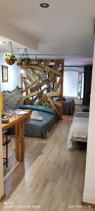 1 dormitorio con 1 cama grande y suelo de madera en La Impronta Relax, en Lleida