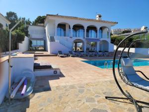 Bazén v ubytování luxury apartments sea views with pool nebo v jeho okolí