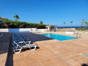 Bazén v ubytování luxury apartments sea views with pool nebo v jeho okolí