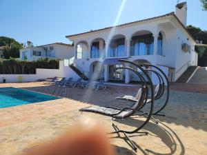 Bazén v ubytování luxury apartments sea views with pool nebo v jeho okolí