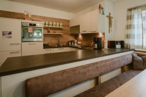 eine Küche mit einer langen Theke in einem Zimmer in der Unterkunft Ferien und Familienhaus Robert Haider in Innervillgraten